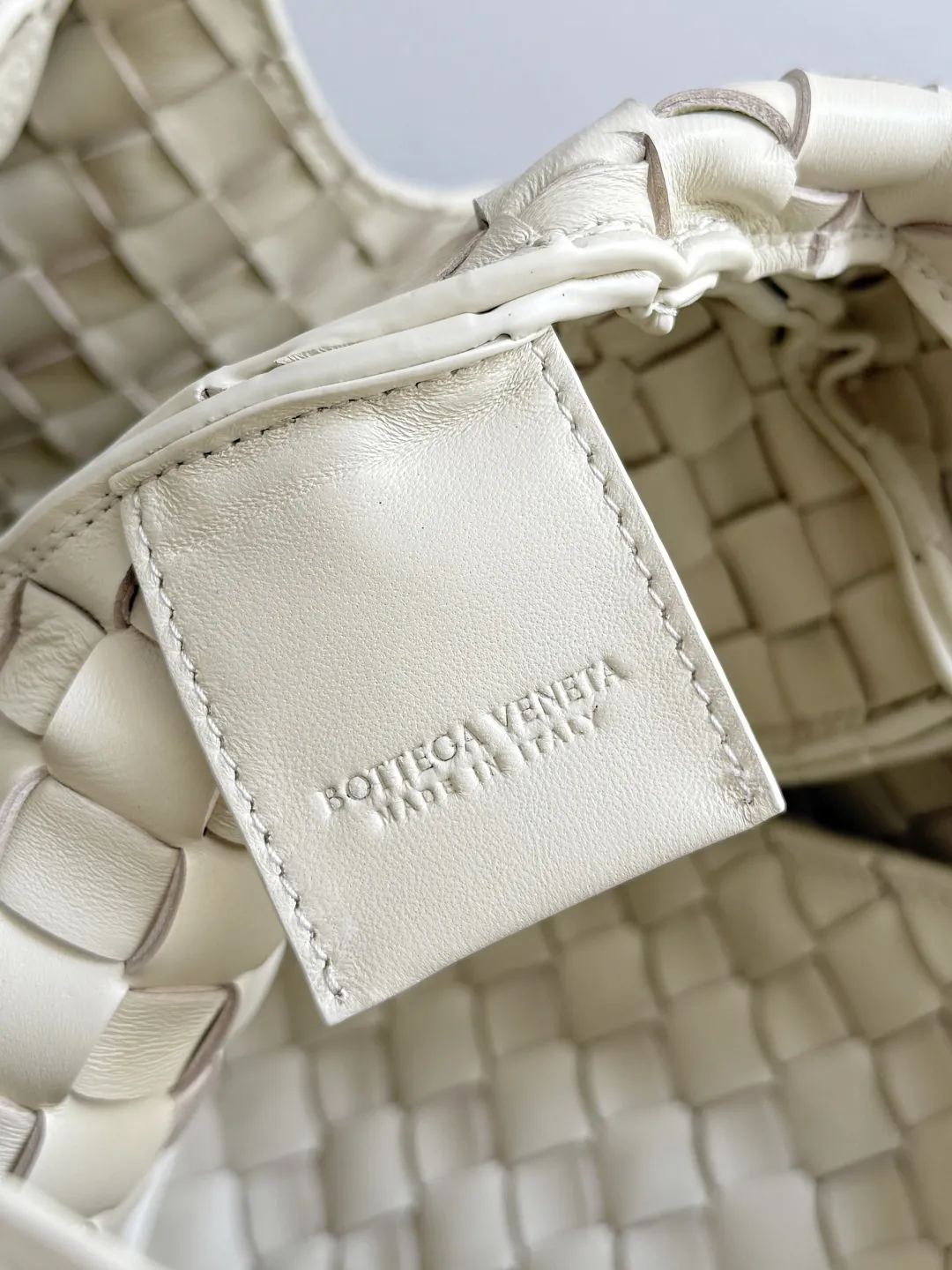 Batch 2760 new products are coming! BOTTEGA VENETA Bottega Veneta's 2025 new Campana shoulder bag is on the market~ First of all, I would like to praise the weight of this bag. As a not too small bag, it is very light for daily use. For people like me who need to carry a lot of belongings when going out, this advantage is great, and it greatly reduces the burden of traveling. 🛍️The shape is a bit like a combination of parachute and jodie. The blunt triangle shape is cute and honest. Carrying it on your back when going shopping is a good mood accelerator. The handles and body of the bag are both classic weaves. A tie is added to the original open design. If it is not tied up, the bag will look like a small vegetable basket when carried. Style number: 844250 Size: 39*24*18.5cm